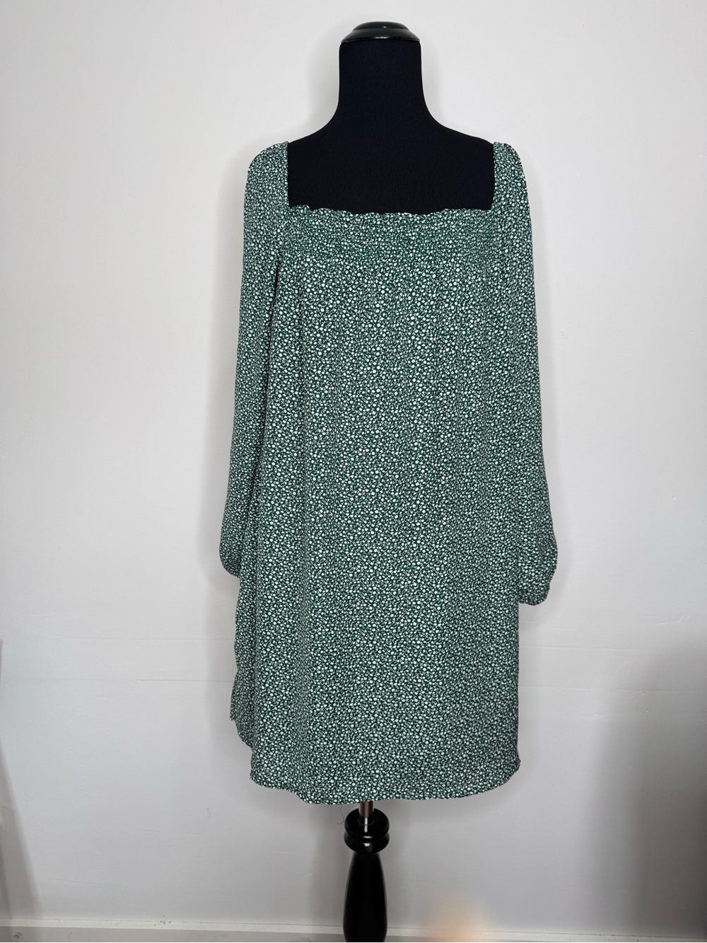 Abercrombie & Fitch Green Floral Long-Sleeve Smocked Dress. Size L - Picture 4 of 16